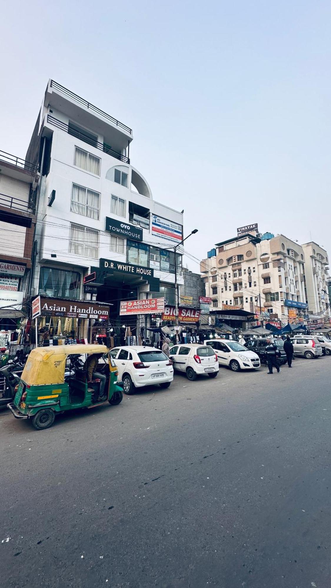 Hotel Relax In - Noida Sector 18 Екстериор снимка