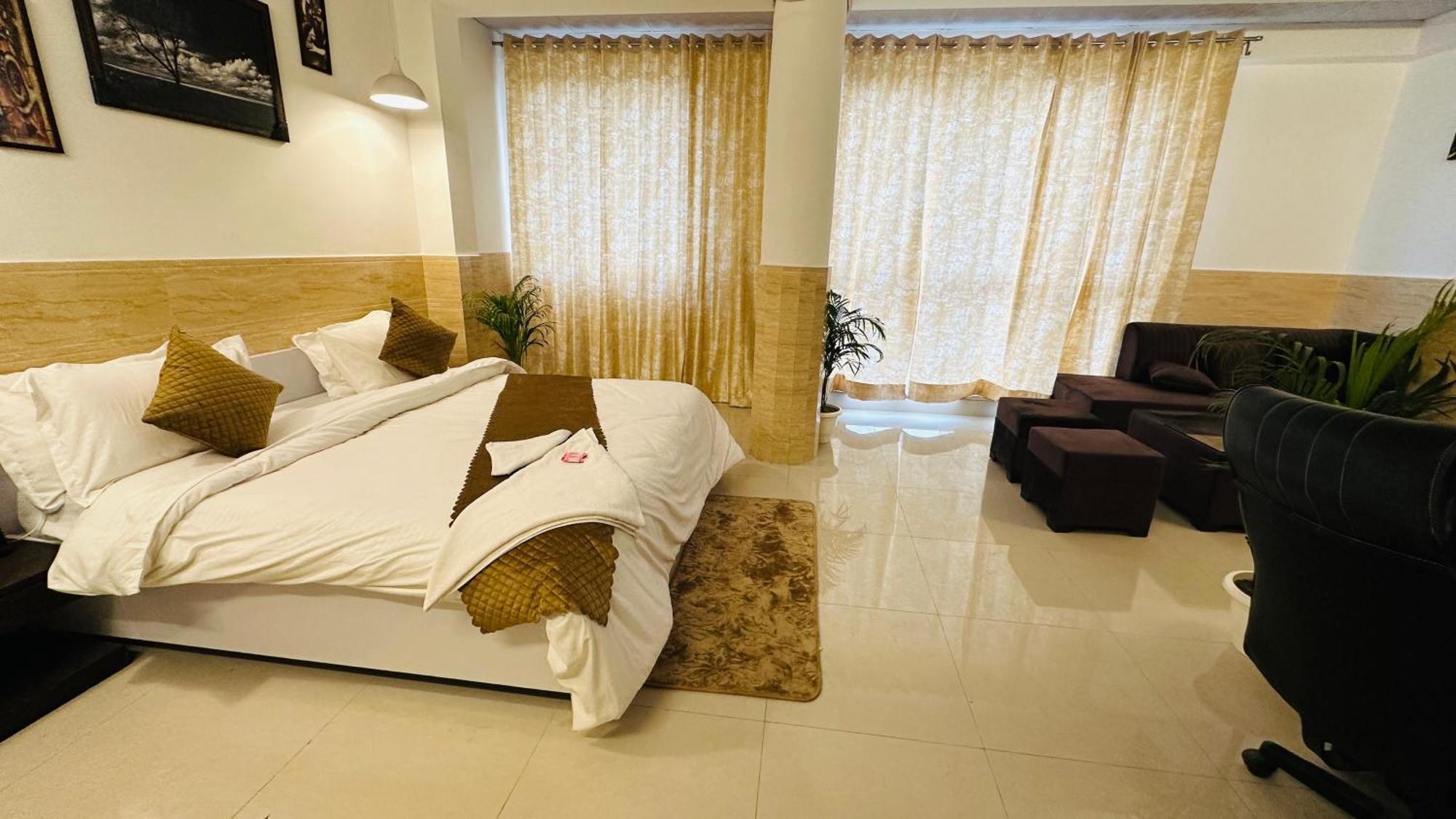 Hotel Relax In - Noida Sector 18 Екстериор снимка