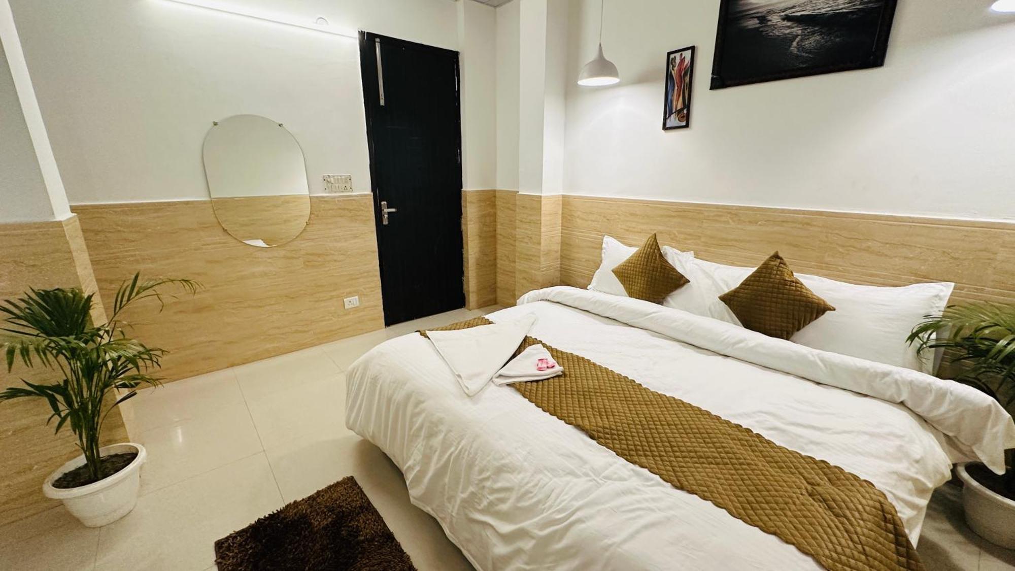 Hotel Relax In - Noida Sector 18 Екстериор снимка