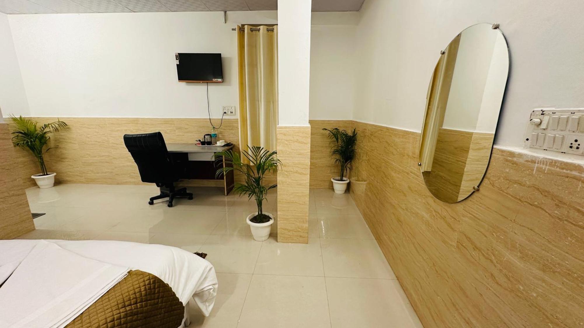 Hotel Relax In - Noida Sector 18 Екстериор снимка