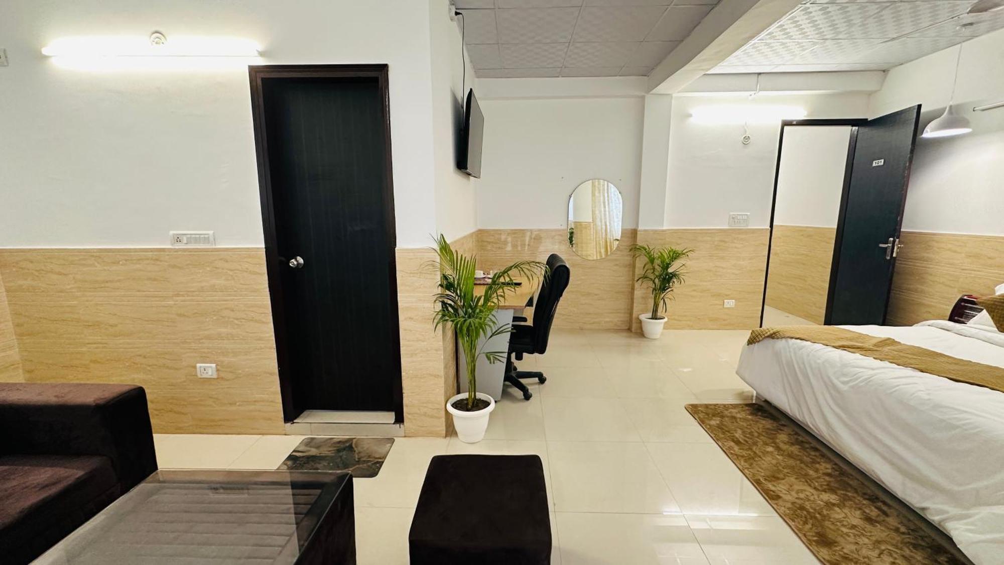 Hotel Relax In - Noida Sector 18 Екстериор снимка